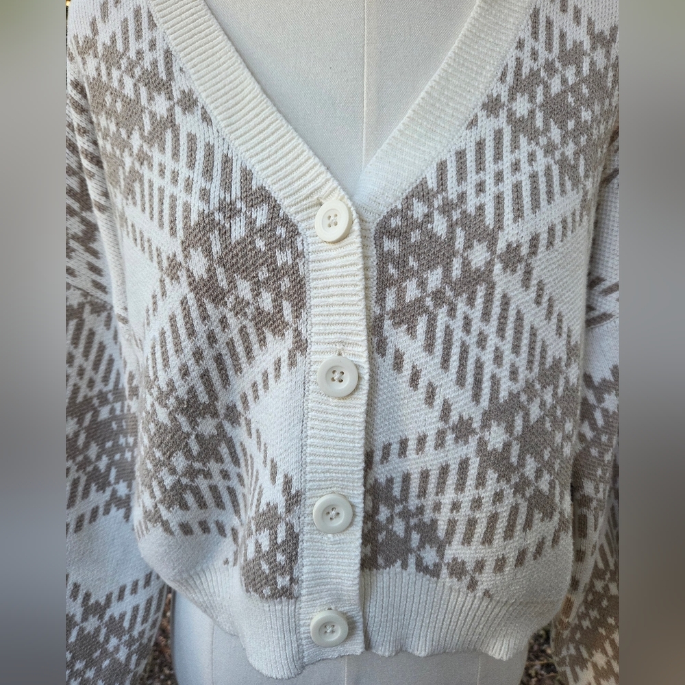 Hollister Large Beige and White Patterned Cardigan Sweater - Picture 4 of 6